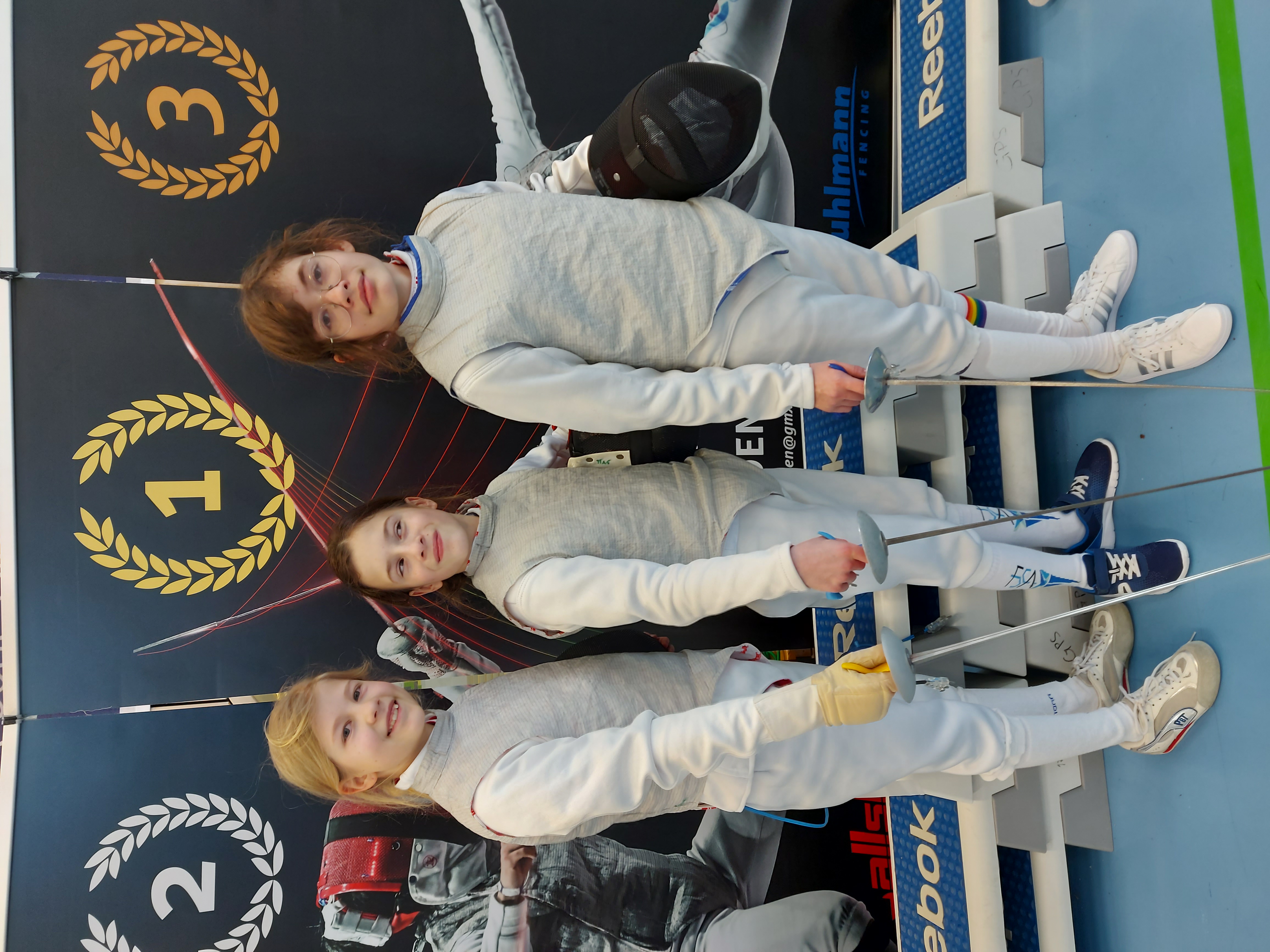 Gute Stimmung bei den U13-Nachwuchsfechterinnen Laura, Amelie und Carlotta (v.l.). Nicht auf dem Foto: Emilia (U15).